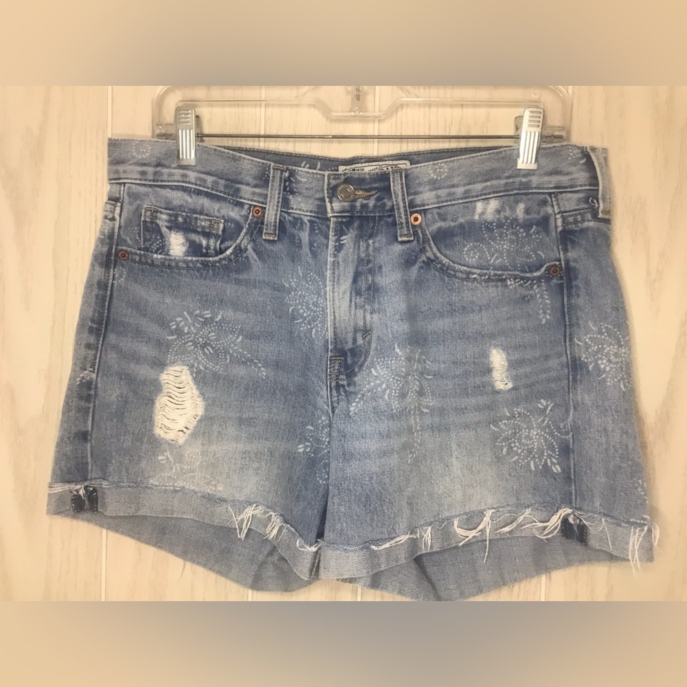 Lucky Brand “boyfriend” womens denim distressed frayed shorts. US 6